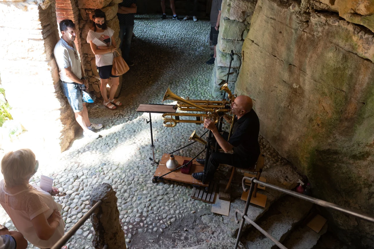 Concerto Numa Schio vista dall'alto mentre lo strumento viene suonato